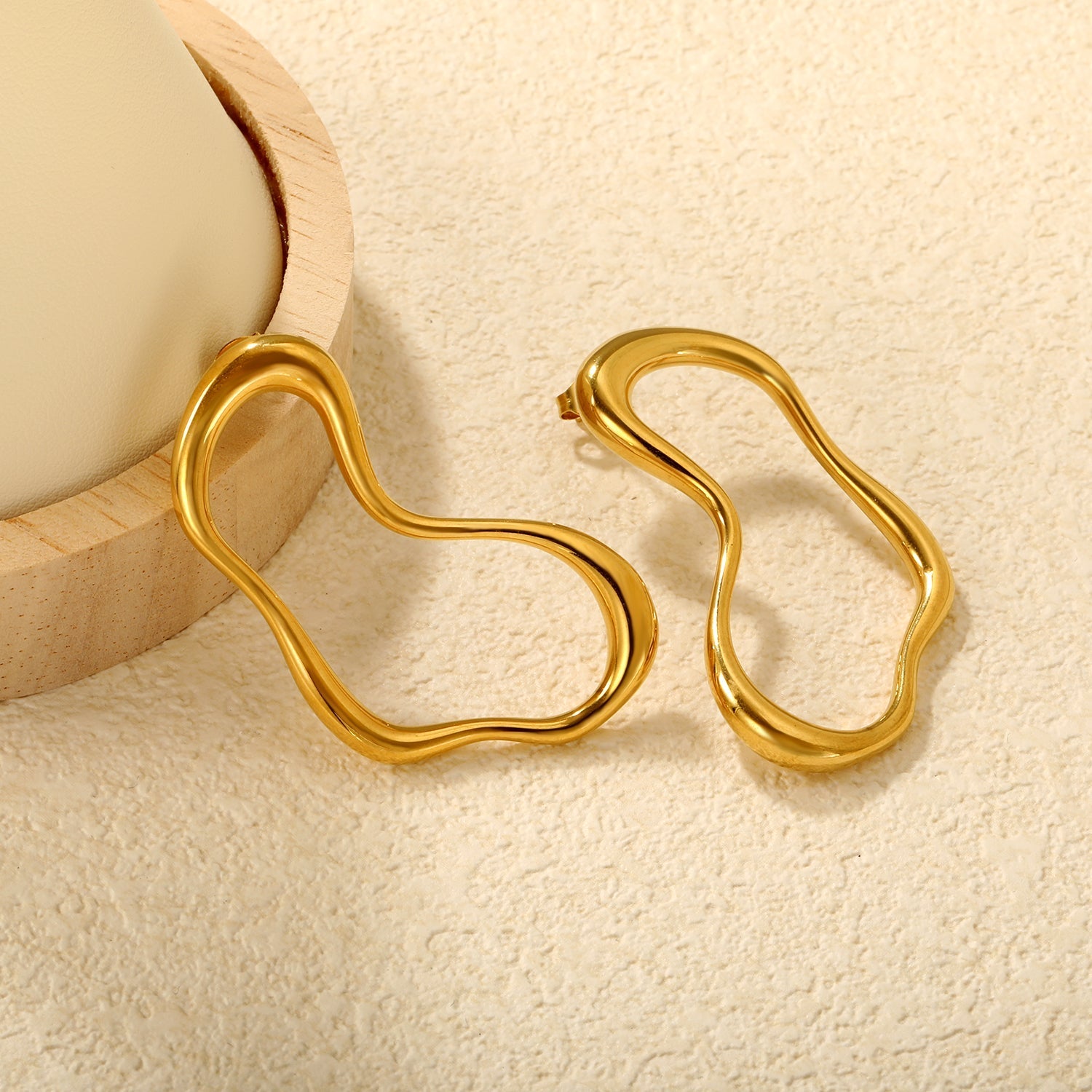 Calma Fluid Form Earrings